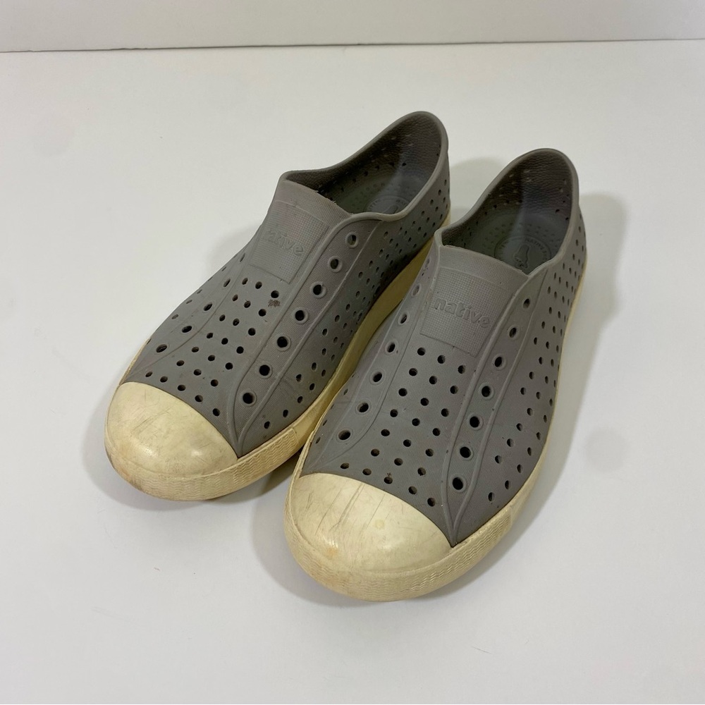 Kid’s Native Jefferson Gray and Cream Slip-On Sneakers Size Youth 5